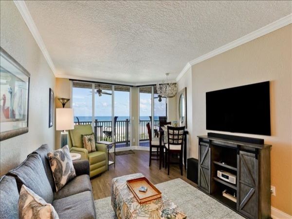 Spacious Condo Beautifully Decorated Directly on the Beach