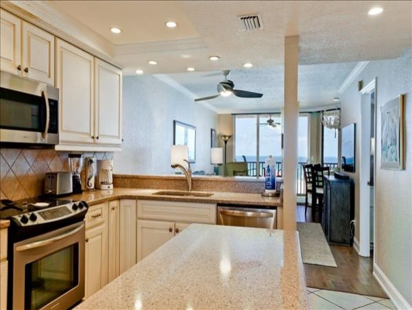 Spacious Condo Beautifully Decorated Directly on the Beach