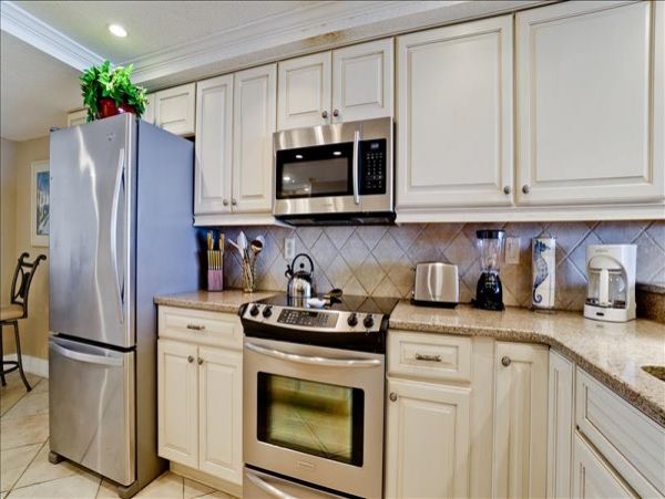 Spacious Condo Beautifully Decorated Directly on the Beach