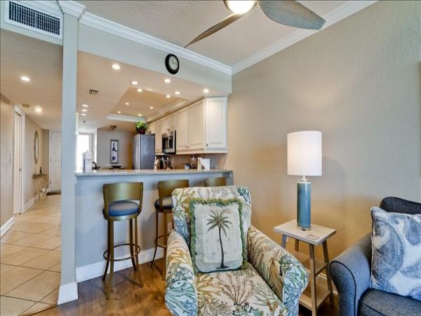 Spacious Condo Beautifully Decorated Directly on the Beach