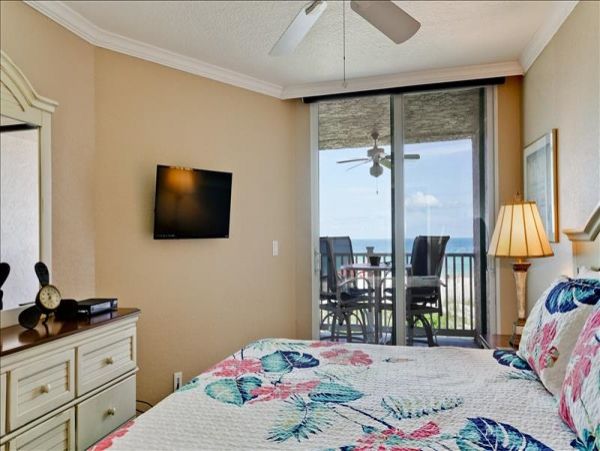 Spacious Condo Beautifully Decorated Directly on the Beach