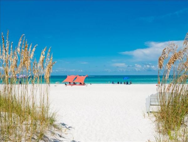 Spacious Condo Beautifully Decorated Directly on the Beach