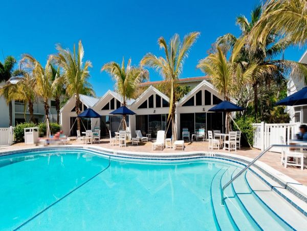 Holmes Beach Charming Condo Steps from the Beach One Bedroom