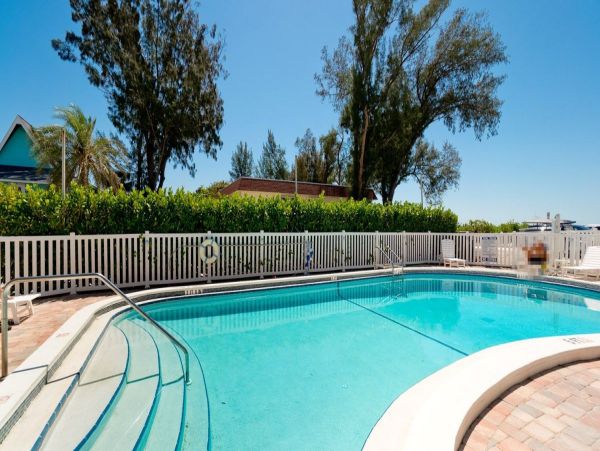 Holmes Beach Charming Condo Steps from the Beach One Bedroom