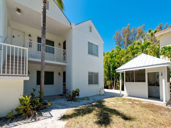 Holmes Beach Charming Condo Steps from the Beach One Bedroom