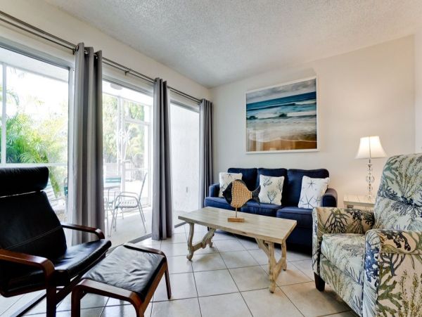 Holmes Beach Charming Condo Steps from the Beach One Bedroom