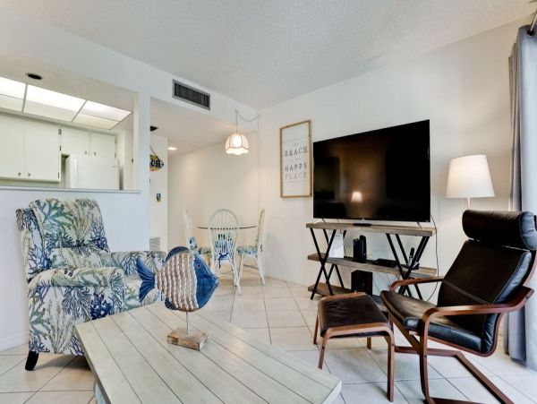 Holmes Beach Charming Condo Steps from the Beach One Bedroom