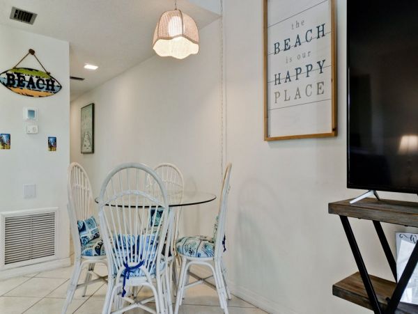 Holmes Beach Charming Condo Steps from the Beach One Bedroom