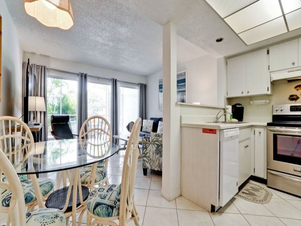 Holmes Beach Charming Condo Steps from the Beach One Bedroom