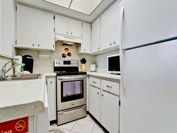 Holmes Beach Charming Condo Steps from the Beach One Bedroom