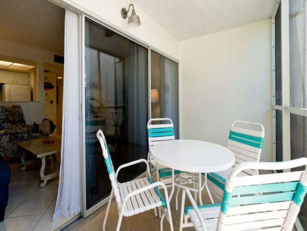 Holmes Beach Charming Condo Steps from the Beach One Bedroom