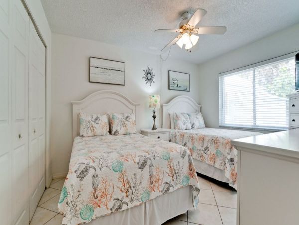 Holmes Beach Charming Condo Steps from the Beach One Bedroom
