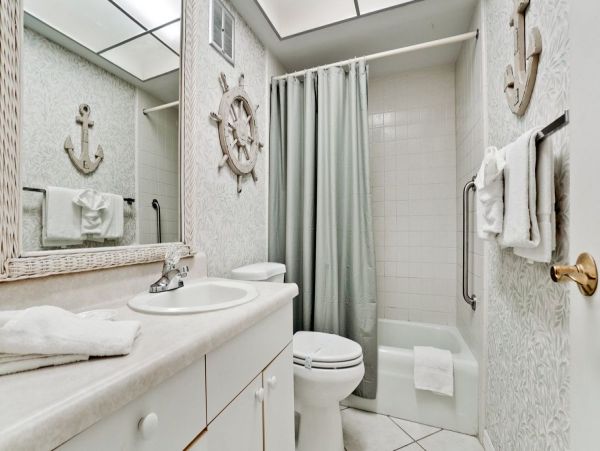 Holmes Beach Charming Condo Steps from the Beach One Bedroom