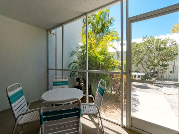 Holmes Beach Charming Condo Steps from the Beach One Bedroom