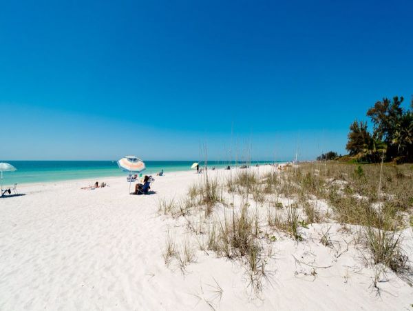 Holmes Beach Charming Condo Steps from the Beach One Bedroom