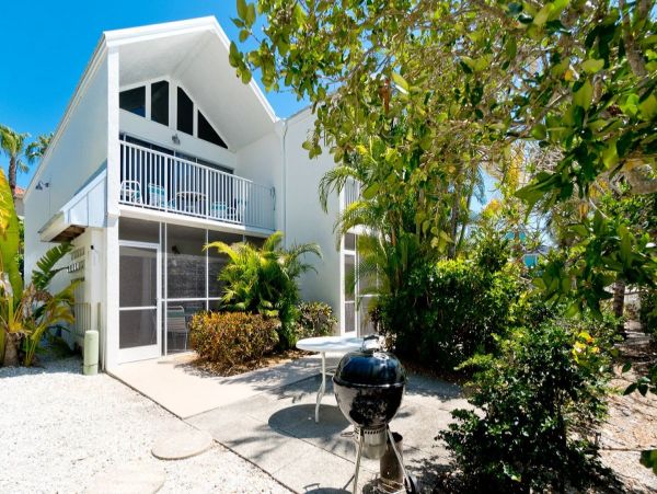 Holmes Beach Charming Condo Steps from the Beach One Bedroom