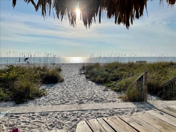 Holmes Beach Charming Condo Steps from the Beach One Bedroom