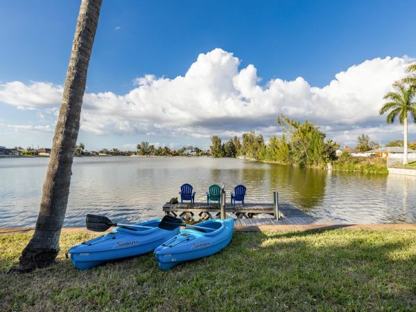 Lakefront Three Bedroom Vacation Home Sleeps 8
