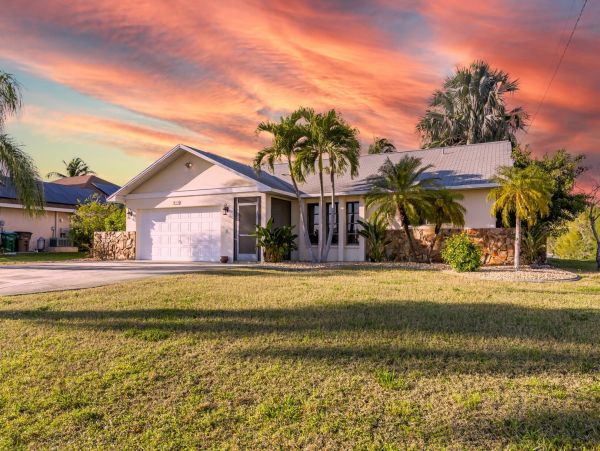 Lakefront Three Bedroom Vacation Home Sleeps 8
