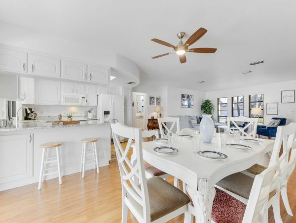 Lakefront Three Bedroom Vacation Home Sleeps 8
