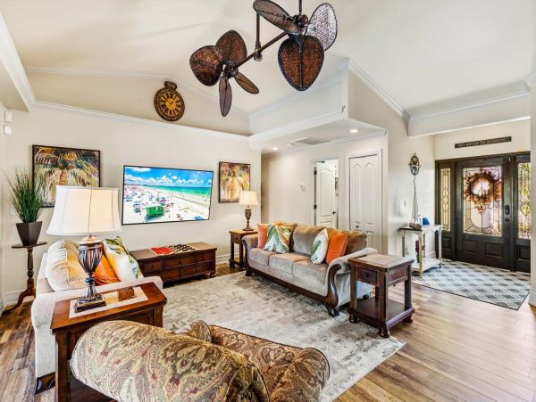 Be Charmed by This Cape Coral Pool Vacation Home