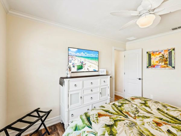 Be Charmed by This Cape Coral Pool Vacation Home