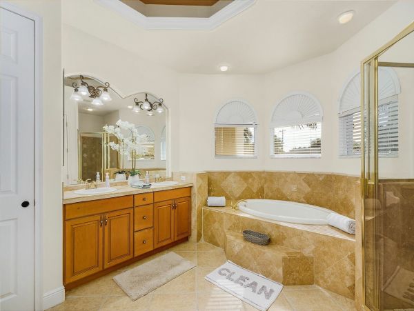 Lovely Five Bedroom Home with Pool in Cape Coral