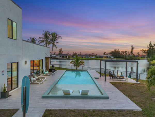 Beautiful 5 Bedroom Home with Pool & Lake View