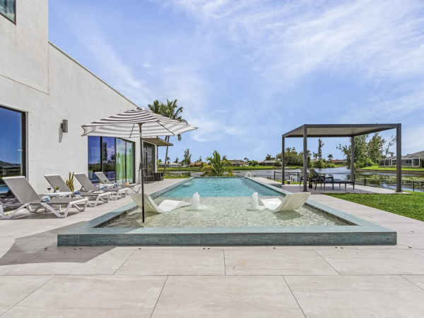 Beautiful 5 Bedroom Home with Pool & Lake View