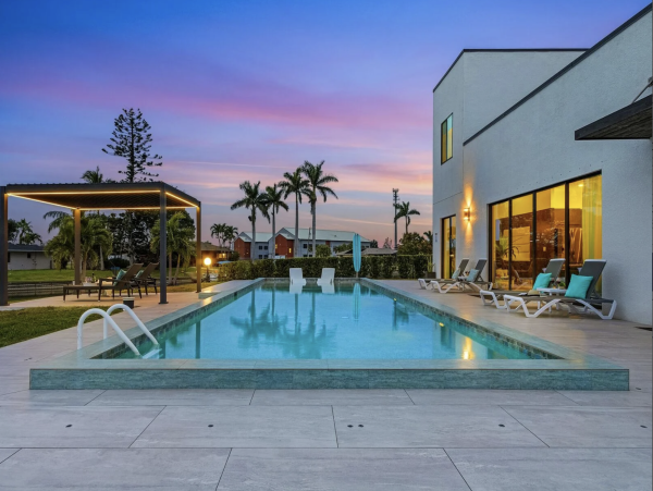 Beautiful 5 Bedroom Home with Pool & Lake View