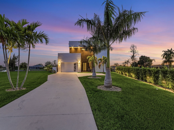 Beautiful 5 Bedroom Home with Pool & Lake View