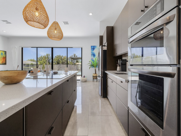 Beautiful 5 Bedroom Home with Pool & Lake View