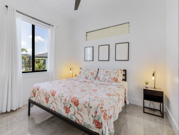 Beautiful 5 Bedroom Home with Pool & Lake View