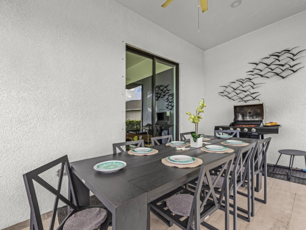 Beautiful 5 Bedroom Home with Pool & Lake View