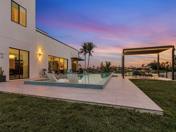 Beautiful 5 Bedroom Home with Pool & Lake View