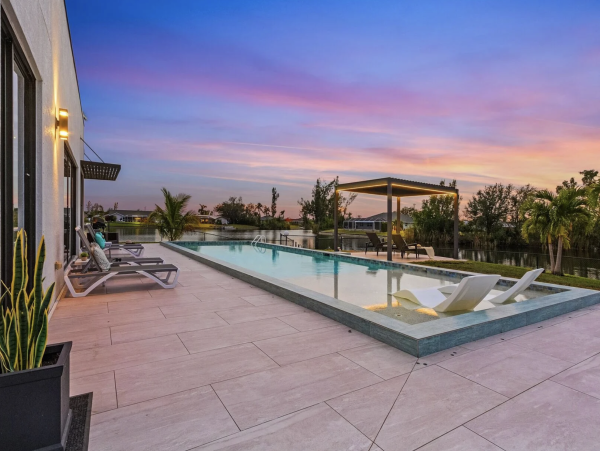 Beautiful 5 Bedroom Home with Pool & Lake View