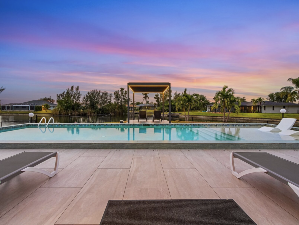 Beautiful 5 Bedroom Home with Pool & Lake View