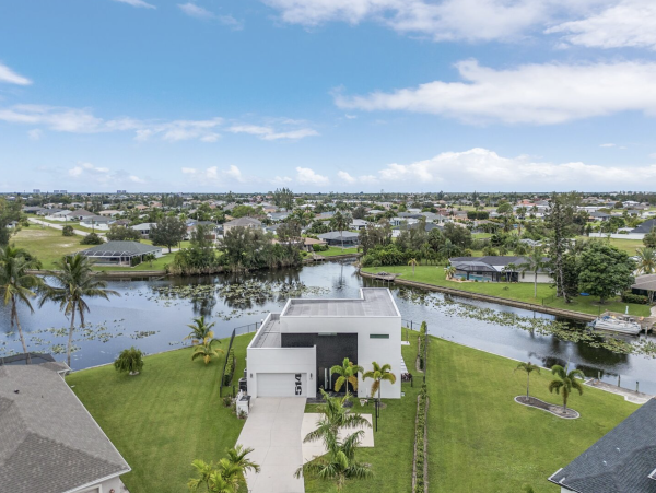Beautiful 5 Bedroom Home with Pool & Lake View