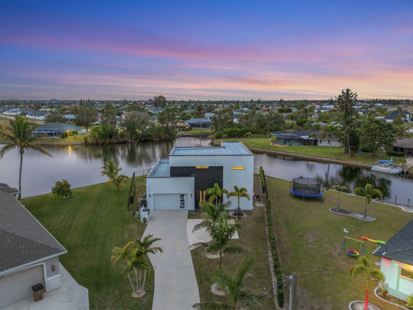 Beautiful 5 Bedroom Home with Pool & Lake View