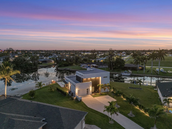 Beautiful 5 Bedroom Home with Pool & Lake View