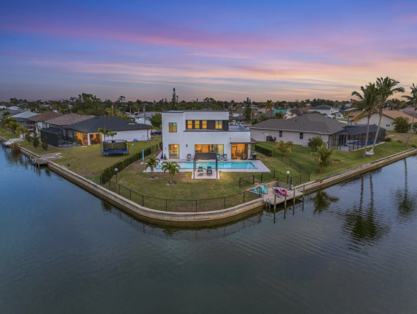 Beautiful 5 Bedroom Home with Pool & Lake View