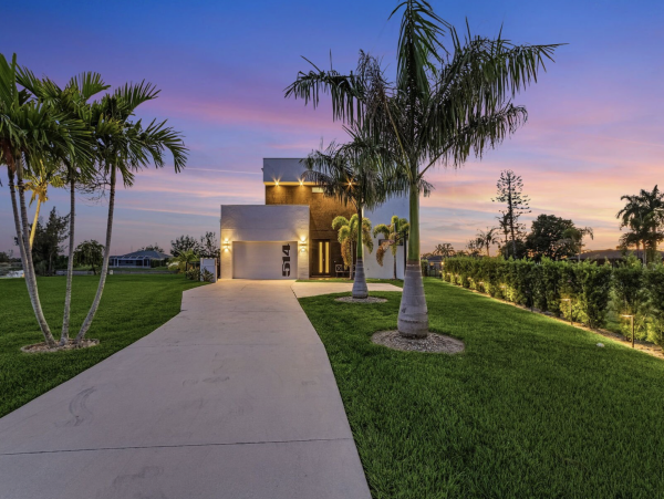 Beautiful 5 Bedroom Home with Pool & Lake View