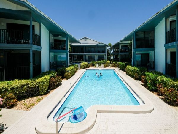 On Beach Holmes Beach Vacation Condo Three Bedroom