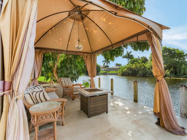 Cape Coral Lovely Three Bedroom Home.