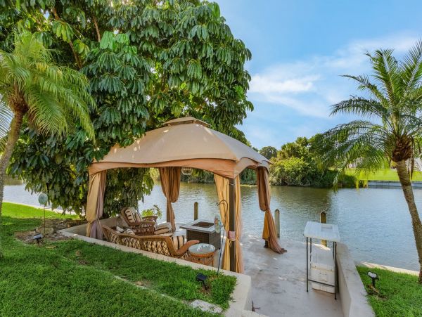 Cape Coral Lovely Three Bedroom Home.