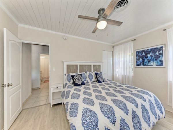 Holmes Beach Vacation Home Two Bedroom Walk to Beach
