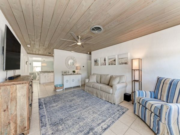 Holmes Beach Vacation Home Two Bedroom Walk to Beach