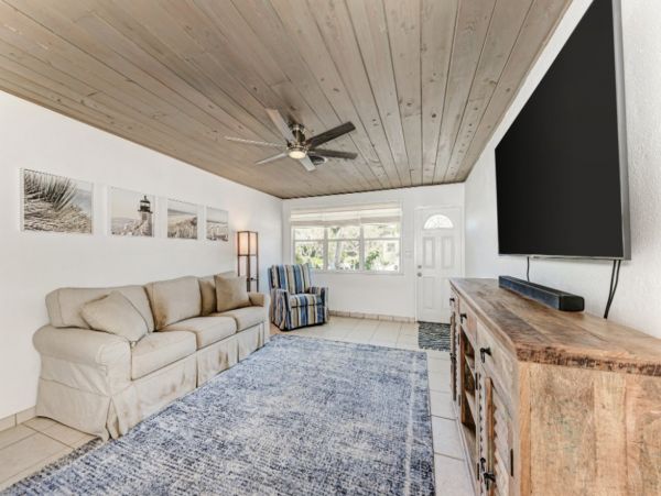 Holmes Beach Vacation Home Two Bedroom Walk to Beach