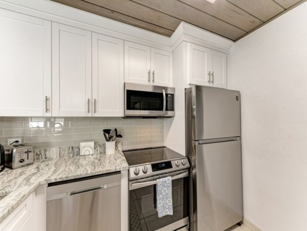 Holmes Beach Vacation Home Two Bedroom Walk to Beach