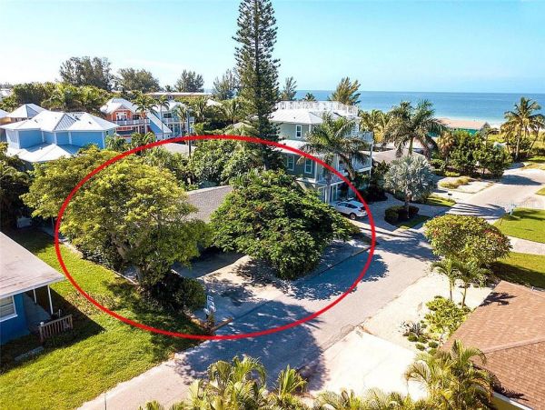 Holmes Beach Vacation Home Two Bedroom Walk to Beach